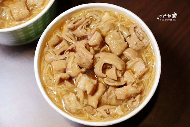 三重人氣美食『許記麵線』爆料大腸鋪整碗、噴汁麻辣鴨血臭豆腐、肥美東石鮮蚵