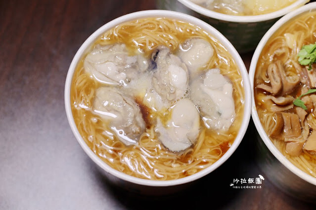 三重人氣美食『許記麵線』爆料大腸鋪整碗、噴汁麻辣鴨血臭豆腐、肥美東石鮮蚵
