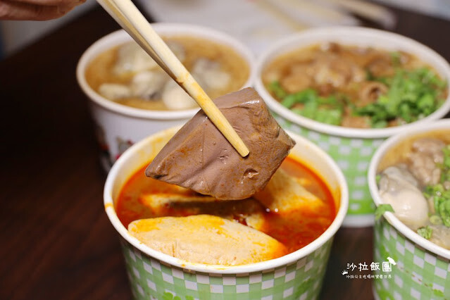 三重人氣美食『許記麵線』爆料大腸鋪整碗、噴汁麻辣鴨血臭豆腐、肥美東石鮮蚵