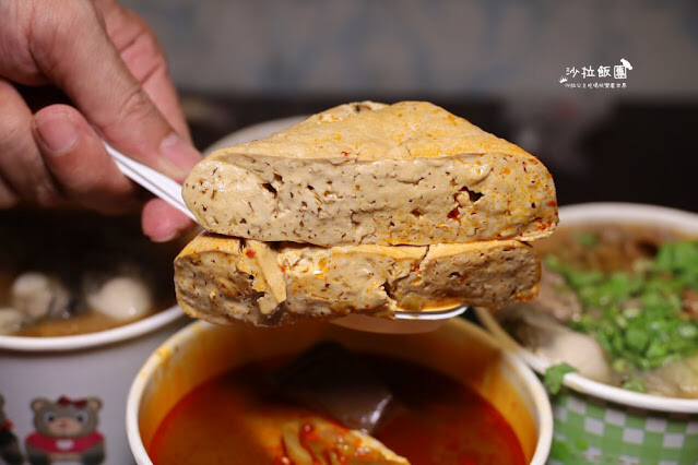 三重人氣美食『許記麵線』爆料大腸鋪整碗、噴汁麻辣鴨血臭豆腐、肥美東石鮮蚵