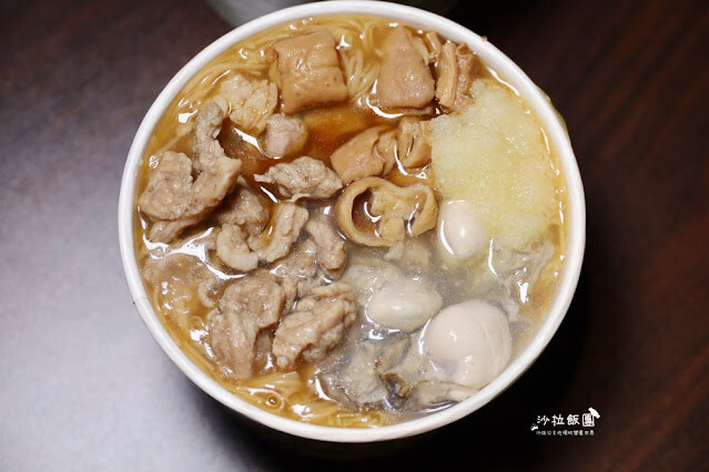 三重人氣美食『許記麵線』爆料大腸鋪整碗、噴汁麻辣鴨血臭豆腐、肥美東石鮮蚵