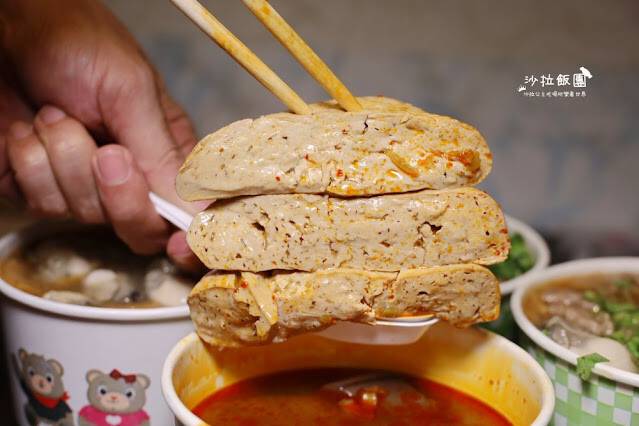 三重人氣美食『許記麵線』爆料大腸鋪整碗、噴汁麻辣鴨血臭豆腐、肥美東石鮮蚵