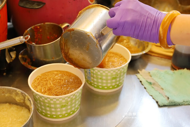 三重人氣美食『許記麵線』爆料大腸鋪整碗、噴汁麻辣鴨血臭豆腐、肥美東石鮮蚵