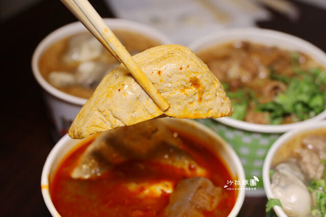 三重人氣美食『許記麵線』爆料大腸鋪整碗、噴汁麻辣鴨血臭豆腐、肥美東石鮮蚵