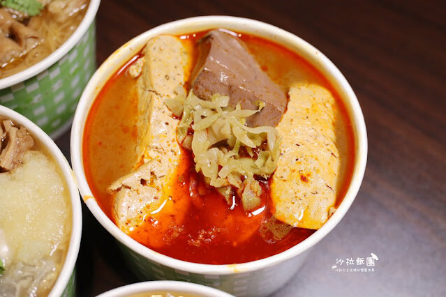三重人氣美食『許記麵線』爆料大腸鋪整碗、噴汁麻辣鴨血臭豆腐、肥美東石鮮蚵