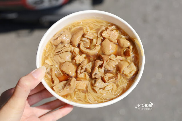 三重人氣美食『許記麵線』爆料大腸鋪整碗、噴汁麻辣鴨血臭豆腐、肥美東石鮮蚵