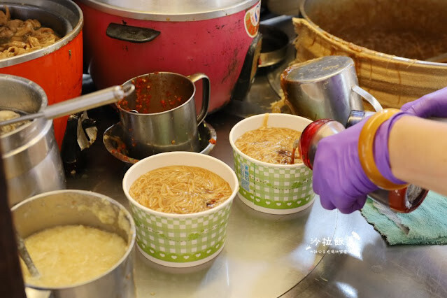 三重人氣美食『許記麵線』爆料大腸鋪整碗、噴汁麻辣鴨血臭豆腐、肥美東石鮮蚵