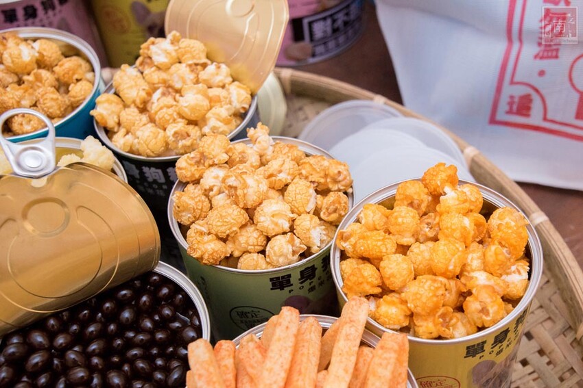 【台南伴手禮】單身狗吃了個寂寞！適用孤單寂寞覺得冷者食用！單身人士必買伴手禮；單身狗糧爆米花；豬飼料柑仔店 - 南人幫