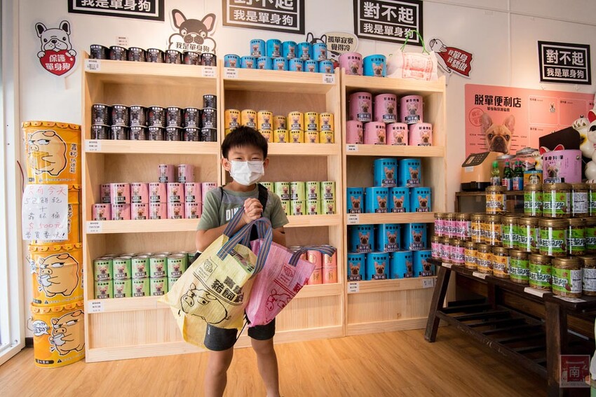 【台南伴手禮】單身狗吃了個寂寞！適用孤單寂寞覺得冷者食用！單身人士必買伴手禮；單身狗糧爆米花；豬飼料柑仔店 - 南人幫