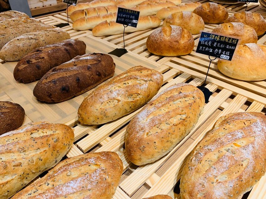 貝克窯·日式柴燒窯烤麵包 嚴選小農食材、紮實的口感、窯烤柴香太好吃了😋