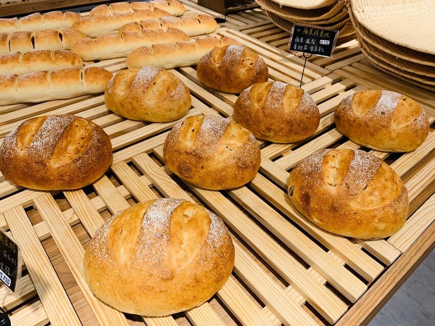 貝克窯·日式柴燒窯烤麵包 嚴選小農食材、紮實的口感、窯烤柴香太好吃了😋