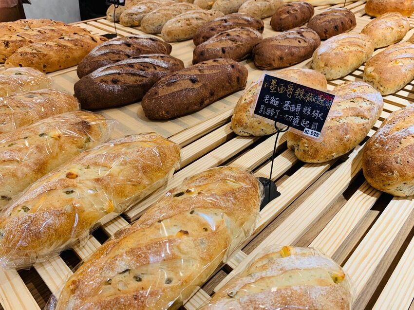 貝克窯·日式柴燒窯烤麵包 嚴選小農食材、紮實的口感、窯烤柴香太好吃了😋