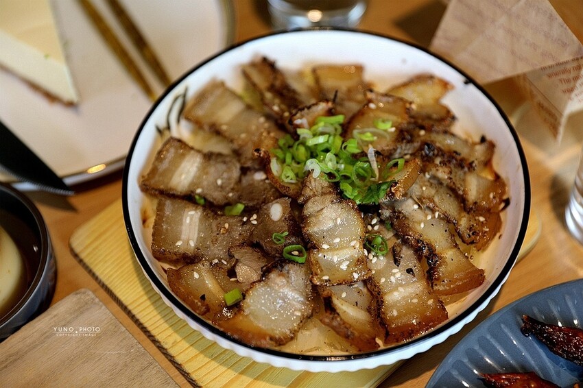 田野裡的老宅秘境餐廳!一望無際翠綠稻田 異國咖哩料理&百多款啤酒|熊轉家田咖喱(台中霧峰景觀餐廳)