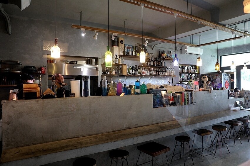 田野裡的老宅秘境餐廳!一望無際翠綠稻田 異國咖哩料理&百多款啤酒|熊轉家田咖喱(台中霧峰景觀餐廳)