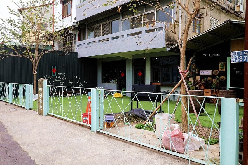 田野裡的老宅秘境餐廳!一望無際翠綠稻田 異國咖哩料理&百多款啤酒|熊轉家田咖喱(台中霧峰景觀餐廳)