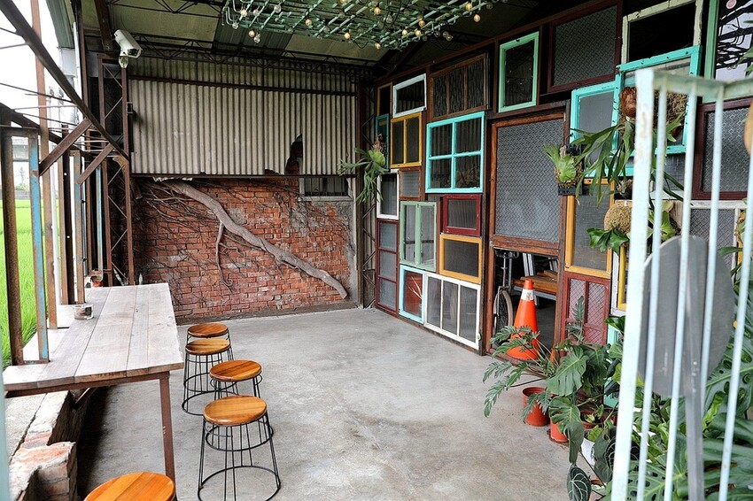 田野裡的老宅秘境餐廳!一望無際翠綠稻田 異國咖哩料理&百多款啤酒|熊轉家田咖喱(台中霧峰景觀餐廳)