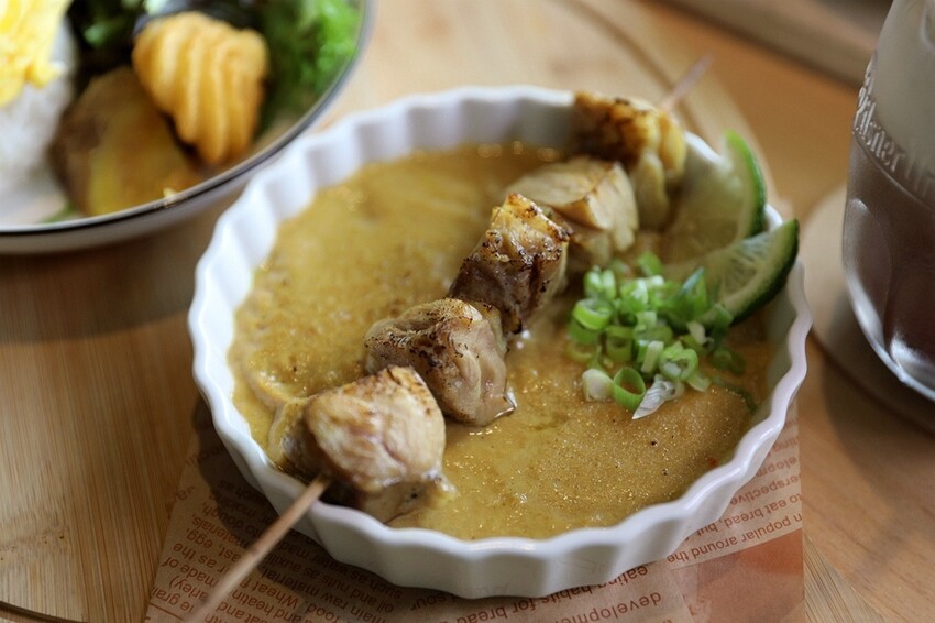 田野裡的老宅秘境餐廳!一望無際翠綠稻田 異國咖哩料理&百多款啤酒|熊轉家田咖喱(台中霧峰景觀餐廳)