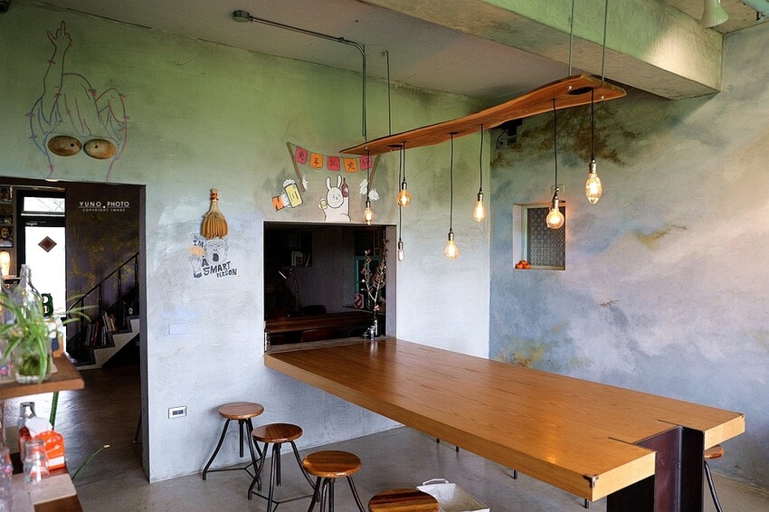 田野裡的老宅秘境餐廳!一望無際翠綠稻田 異國咖哩料理&百多款啤酒|熊轉家田咖喱(台中霧峰景觀餐廳)