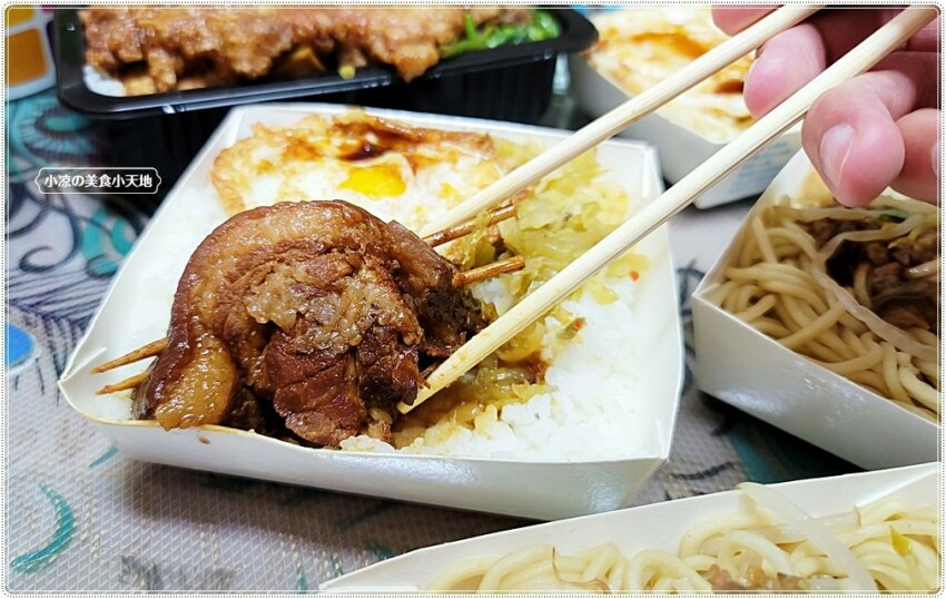 德富灶腳║台中傳統早午餐，一大早就吃的到噴香排骨飯、爌肉飯以及炒麵，加特製生辣椒更夠味！！
