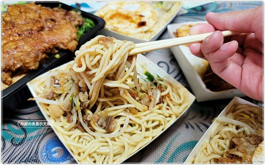 德富灶腳║台中傳統早午餐，一大早就吃的到噴香排骨飯、爌肉飯以及炒麵，加特製生辣椒更夠味！！