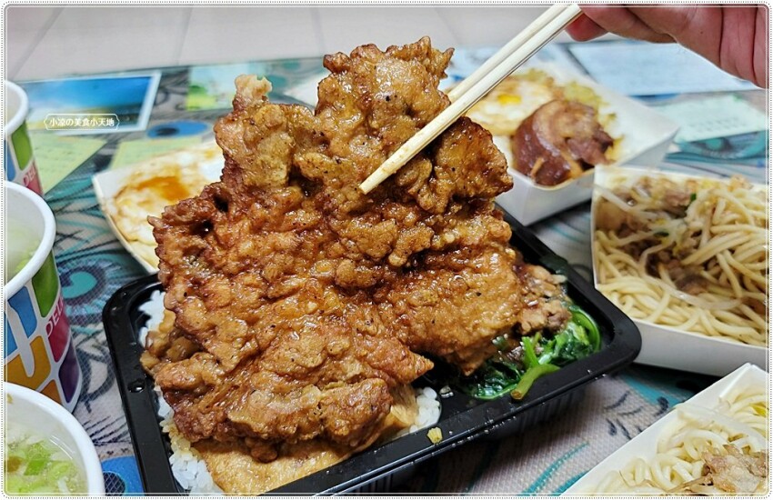 德富灶腳║台中傳統早午餐，一大早就吃的到噴香排骨飯、爌肉飯以及炒麵，加特製生辣椒更夠味！！