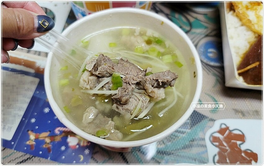 德富灶腳║台中傳統早午餐，一大早就吃的到噴香排骨飯、爌肉飯以及炒麵，加特製生辣椒更夠味！！