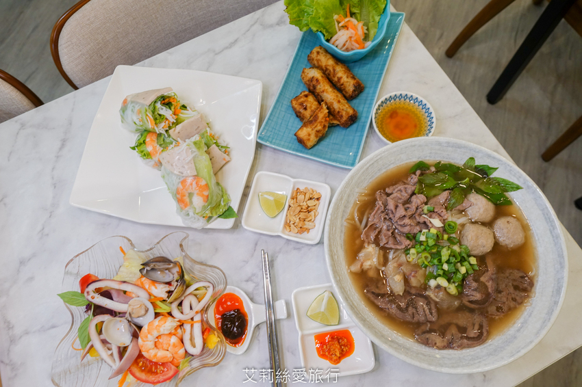 蘆洲最美的越南小吃餐廳 道地越南風味 湯頭濃郁滿足又好吃！