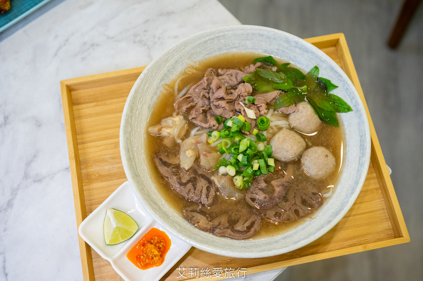 蘆洲最美的越南小吃餐廳 道地越南風味 湯頭濃郁滿足又好吃！