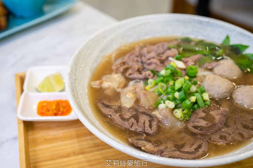 蘆洲最美的越南小吃餐廳 道地越南風味 湯頭濃郁滿足又好吃！