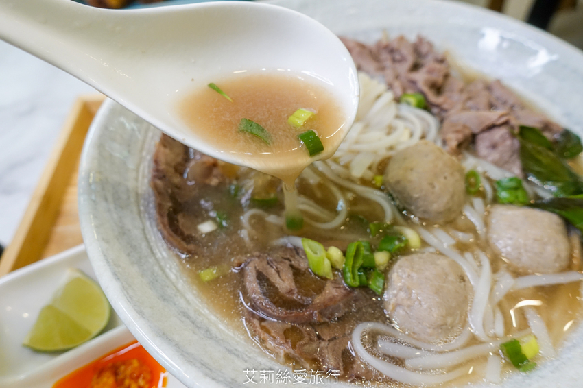 蘆洲最美的越南小吃餐廳 道地越南風味 湯頭濃郁滿足又好吃！