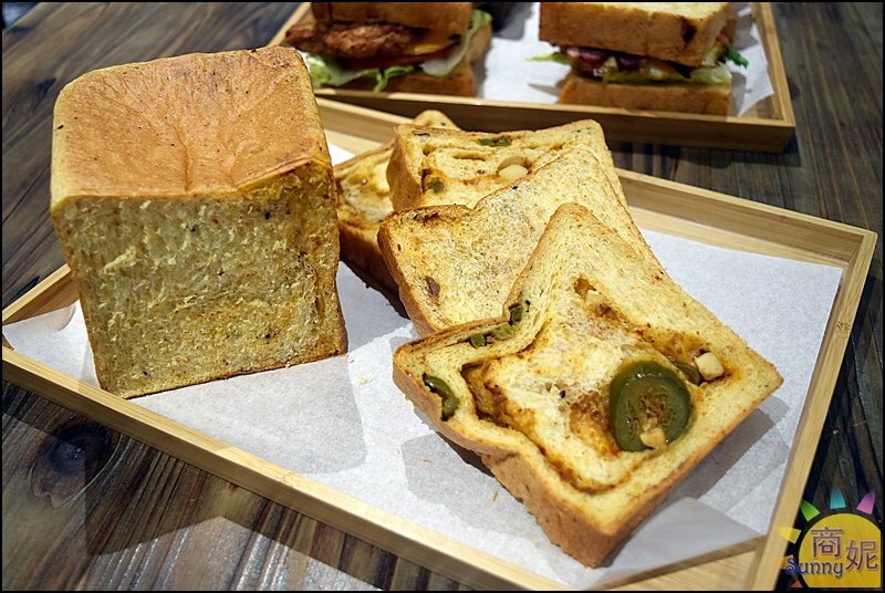 胖子哈利。超浮誇巨無霸肉桂捲.厚切生吐司三明治!全台首家自製麵包南洋早午餐優惠超多-商妮吃喝遊樂