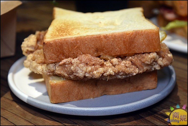 胖子哈利。超浮誇巨無霸肉桂捲.厚切生吐司三明治!全台首家自製麵包南洋早午餐優惠超多-商妮吃喝遊樂