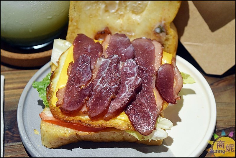 胖子哈利。超浮誇巨無霸肉桂捲.厚切生吐司三明治!全台首家自製麵包南洋早午餐優惠超多-商妮吃喝遊樂