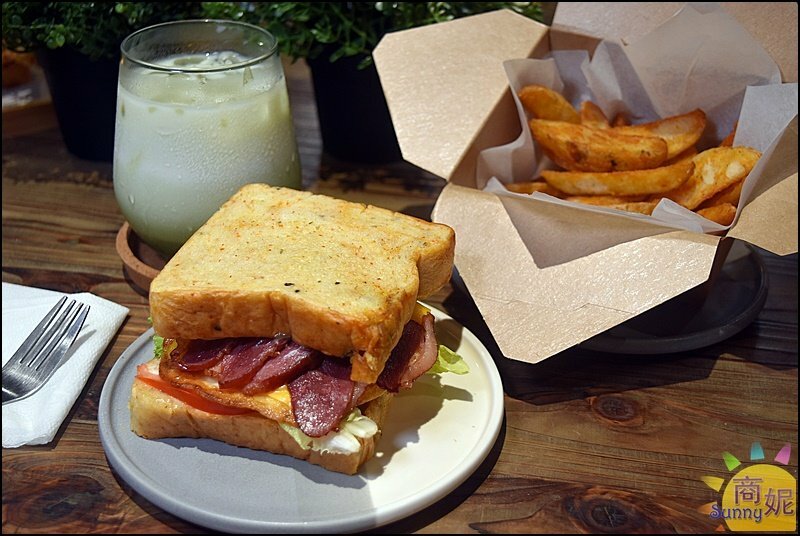 胖子哈利。超浮誇巨無霸肉桂捲.厚切生吐司三明治!全台首家自製麵包南洋早午餐優惠超多-商妮吃喝遊樂