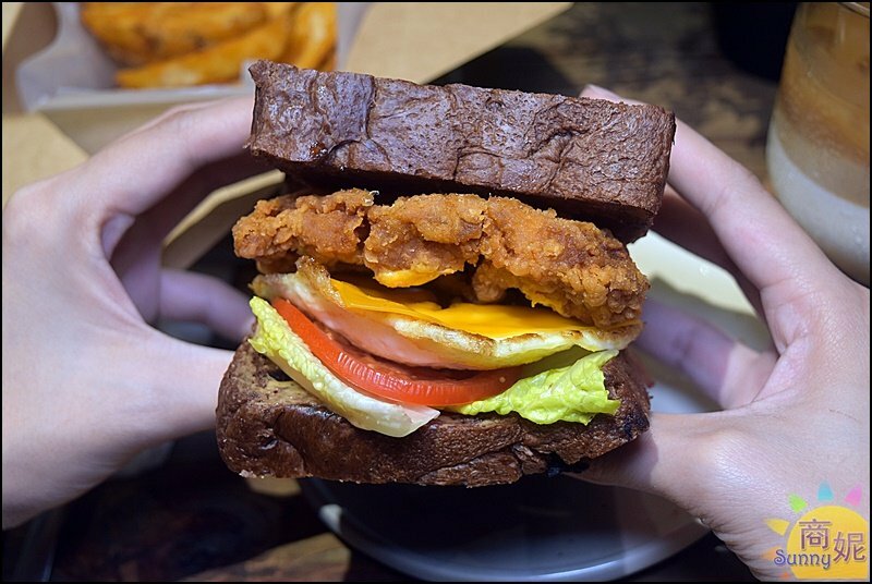 胖子哈利。超浮誇巨無霸肉桂捲.厚切生吐司三明治!全台首家自製麵包南洋早午餐優惠超多-商妮吃喝遊樂