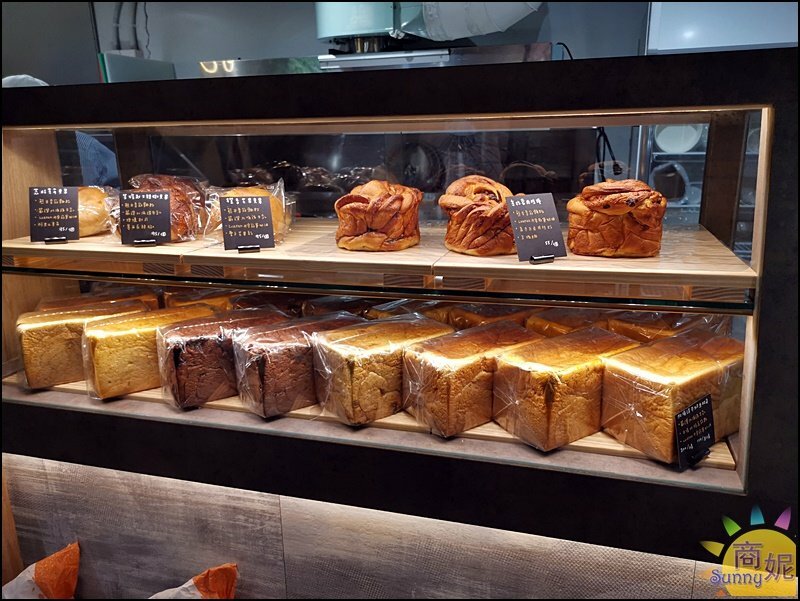 胖子哈利。超浮誇巨無霸肉桂捲.厚切生吐司三明治!全台首家自製麵包南洋早午餐優惠超多-商妮吃喝遊樂