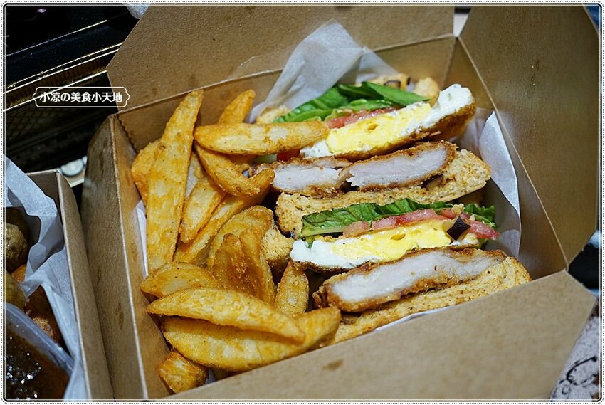 老屋翻新森林系早午餐！！台中首見東南亞特色早午餐，巨無霸肉桂捲、手作生吐司，今天來一趟異國風早午餐brunch吧！！(第二市場美食)