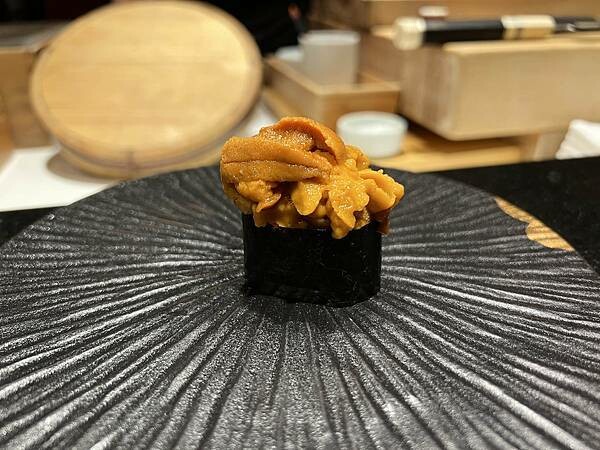 台北美食【辰壽司割烹】期間限定大閘蟹套餐/不用自己動手剝/超濃郁的蟹膏蟹肉握壽司/台北頂級無菜單日本料理/預約制 - 壽司羊 的 美食旅行