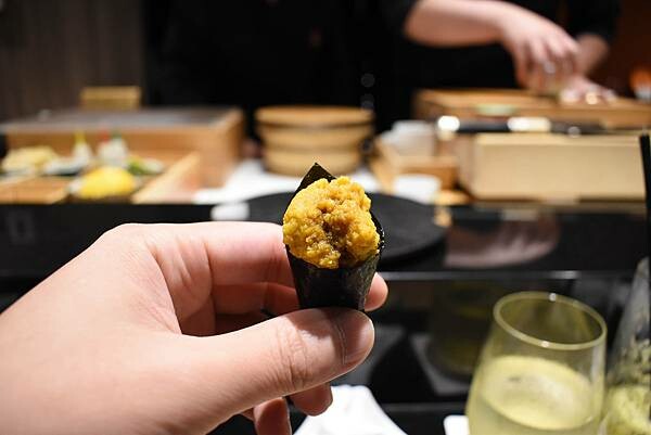 台北美食【辰壽司割烹】期間限定大閘蟹套餐/不用自己動手剝/超濃郁的蟹膏蟹肉握壽司/台北頂級無菜單日本料理/預約制 - 壽司羊 的 美食旅行