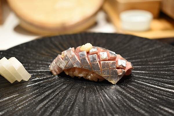 台北美食【辰壽司割烹】期間限定大閘蟹套餐/不用自己動手剝/超濃郁的蟹膏蟹肉握壽司/台北頂級無菜單日本料理/預約制 - 壽司羊 的 美食旅行