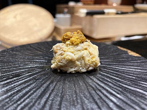 台北美食【辰壽司割烹】期間限定大閘蟹套餐/不用自己動手剝/超濃郁的蟹膏蟹肉握壽司/台北頂級無菜單日本料理/預約制 - 壽司羊 的 美食旅行