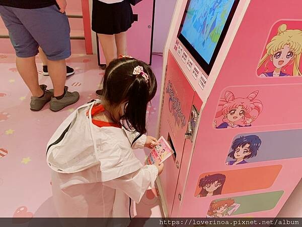 最新東區打卡景點！［美少女戰士Crystal 期間限定甜點店」快閃報到！有露娜造型人形燒， 五色彩虹蛋糕，美