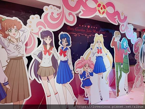 最新東區打卡景點！［美少女戰士Crystal 期間限定甜點店」快閃報到！有露娜造型人形燒， 五色彩虹蛋糕，美