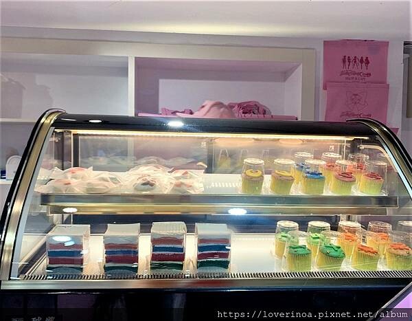 最新東區打卡景點！［美少女戰士Crystal 期間限定甜點店」快閃報到！有露娜造型人形燒， 五色彩虹蛋糕，美