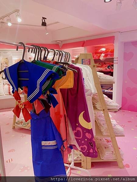 最新東區打卡景點！［美少女戰士Crystal 期間限定甜點店」快閃報到！有露娜造型人形燒， 五色彩虹蛋糕，美