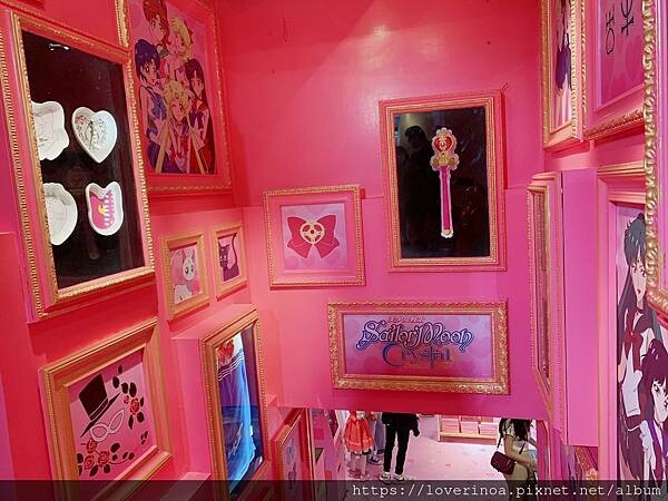 最新東區打卡景點！［美少女戰士Crystal 期間限定甜點店」快閃報到！有露娜造型人形燒， 五色彩虹蛋糕，美