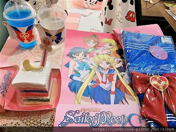 最新東區打卡景點！［美少女戰士Crystal 期間限定甜點店」快閃報到！有露娜造型人形燒， 五色彩虹蛋糕，美