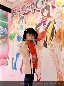 最新東區打卡景點！［美少女戰士Crystal 期間限定甜點店」快閃報到！有露娜造型人形燒， 五色彩虹蛋糕，美