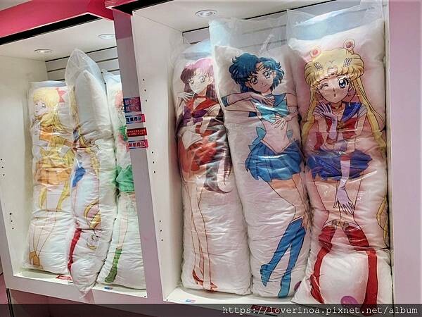 最新東區打卡景點！［美少女戰士Crystal 期間限定甜點店」快閃報到！有露娜造型人形燒， 五色彩虹蛋糕，美