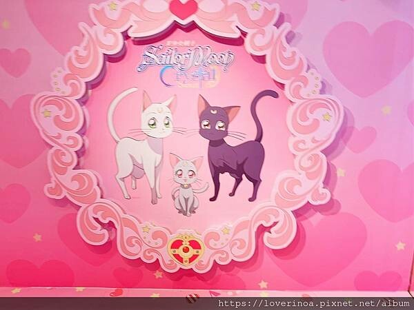 最新東區打卡景點！［美少女戰士Crystal 期間限定甜點店」快閃報到！有露娜造型人形燒， 五色彩虹蛋糕，美